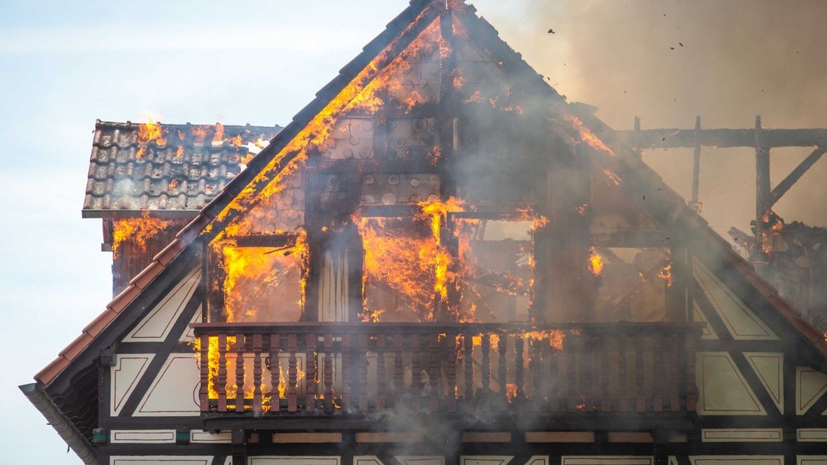 Der Ortskern von Bothenheilingen hat am Montag lichterloh in Flammen gestanden. 