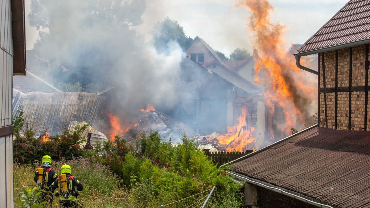 Der Ortskern von Bothenheilingen hat am Montag lichterloh in Flammen gestanden. 