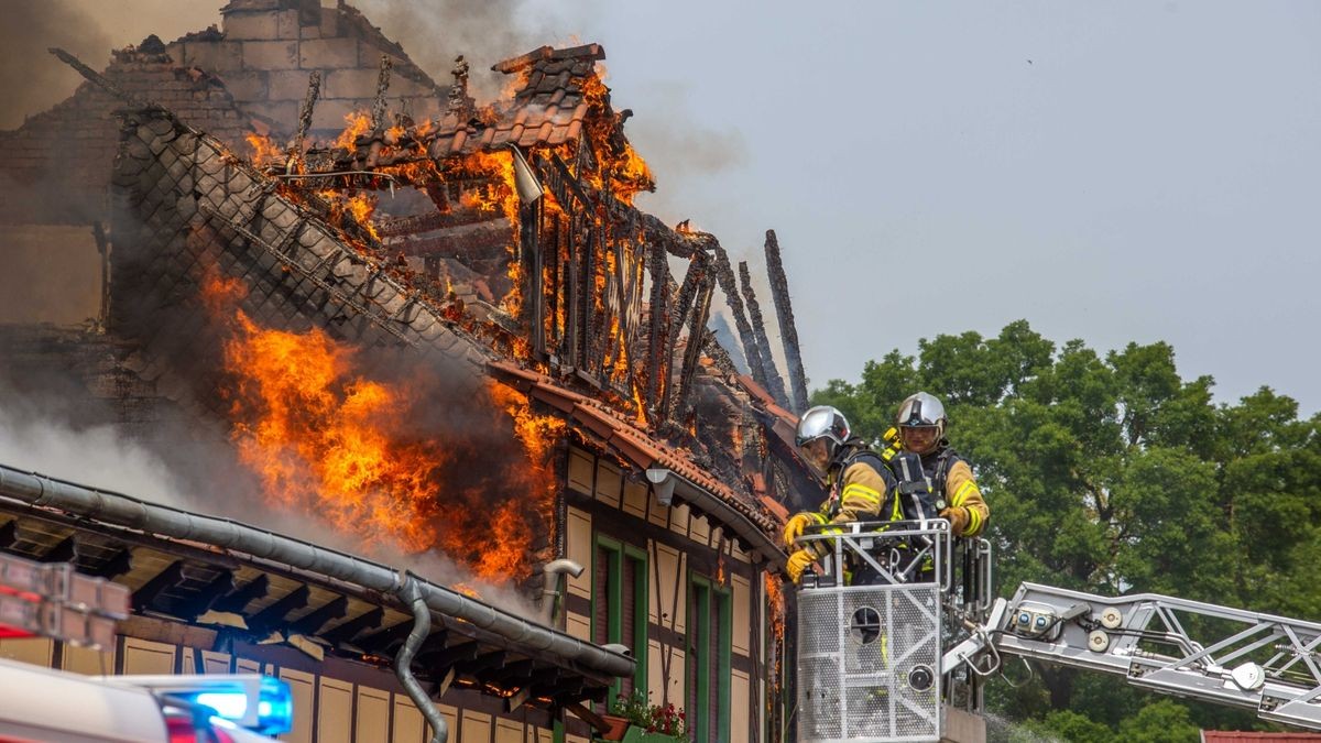 Feuerwehren aus dem ganzen Landkreis, aus dem Kyffhäuserkreis, aus dem Eichsfeld, aus Gotha und Erfurt bekämpften die Flammen. 