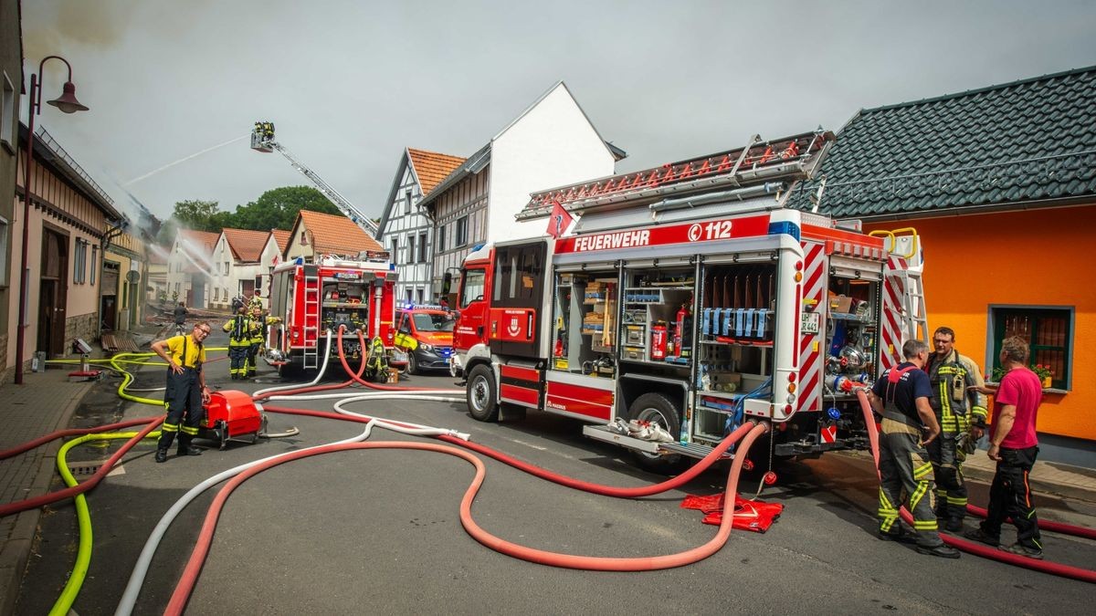 Der Ortskern von Bothenheilingen hat am Montag lichterloh in Flammen gestanden. 