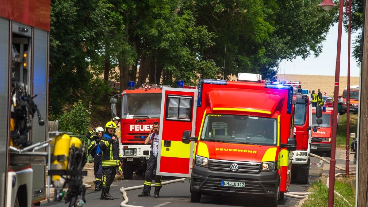 Über 200 Einsatzkräfte von Feuerwehr und Rettungsdienst waren im Einsatz. Hinzu kamen Kräfte des Katastrophenschutzes, der Polizei und des Technischen Hilfswerks.