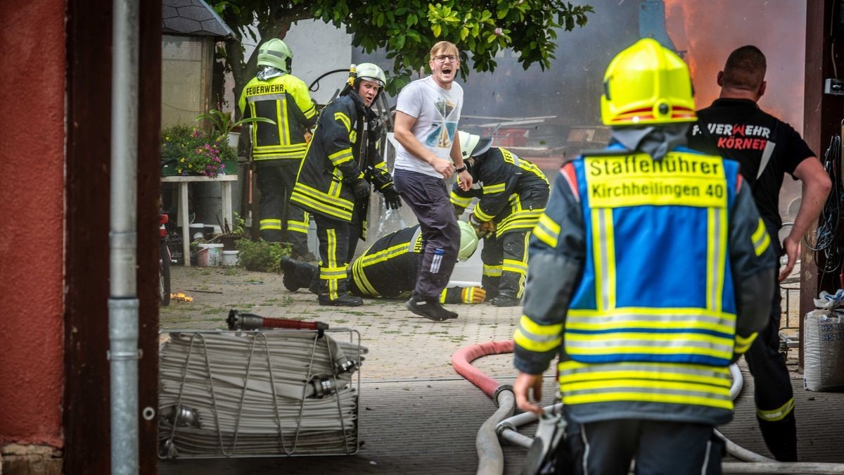 Während des Scheunenbrandes löste die Explosion einer dort gelagerten Gasflasche eine solche Druckwelle aus, dass die Einsatzkräfte über mehrere Meter zurückgeschleudert wurden.