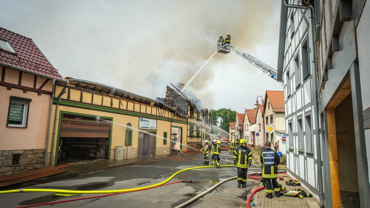 Der Ortskern von Bothenheilingen hat am Montag lichterloh in Flammen gestanden. 