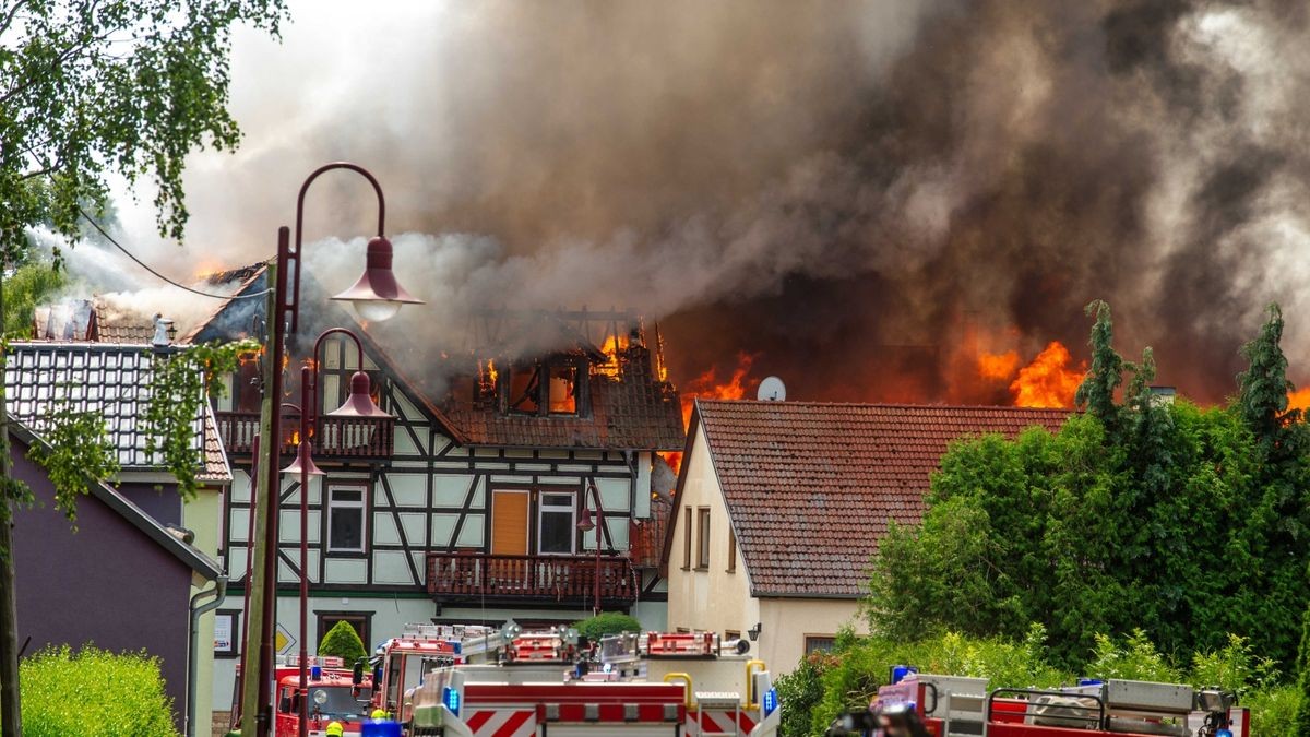 Der Ortskern von Bothenheilingen hat am Montag lichterloh in Flammen gestanden. 