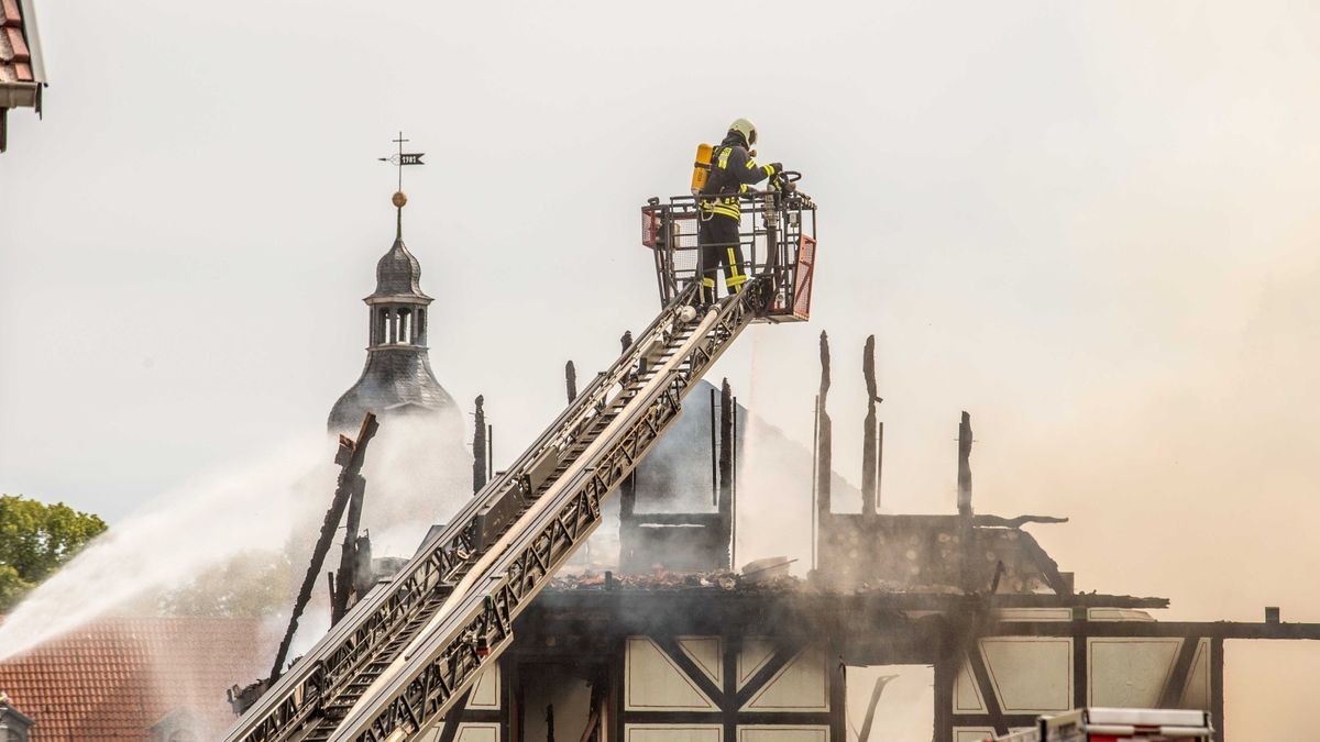 Der Ortskern von Bothenheilingen hat am Montag lichterloh in Flammen gestanden. 