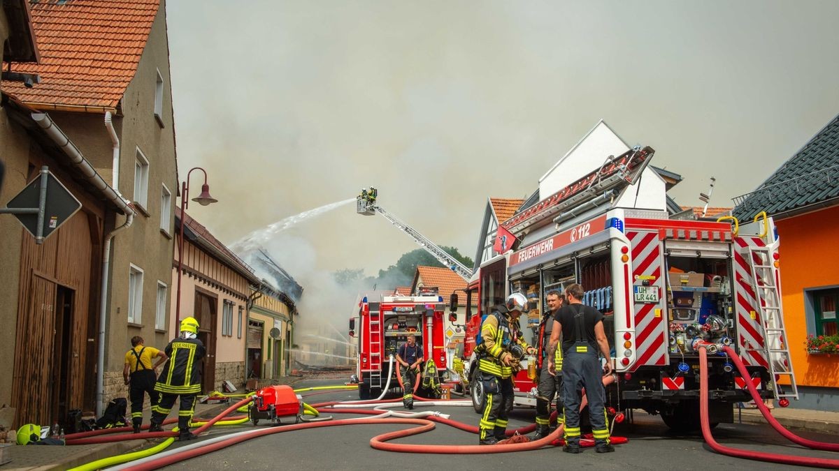 Der Ortskern von Bothenheilingen hat am Montag lichterloh in Flammen gestanden. 