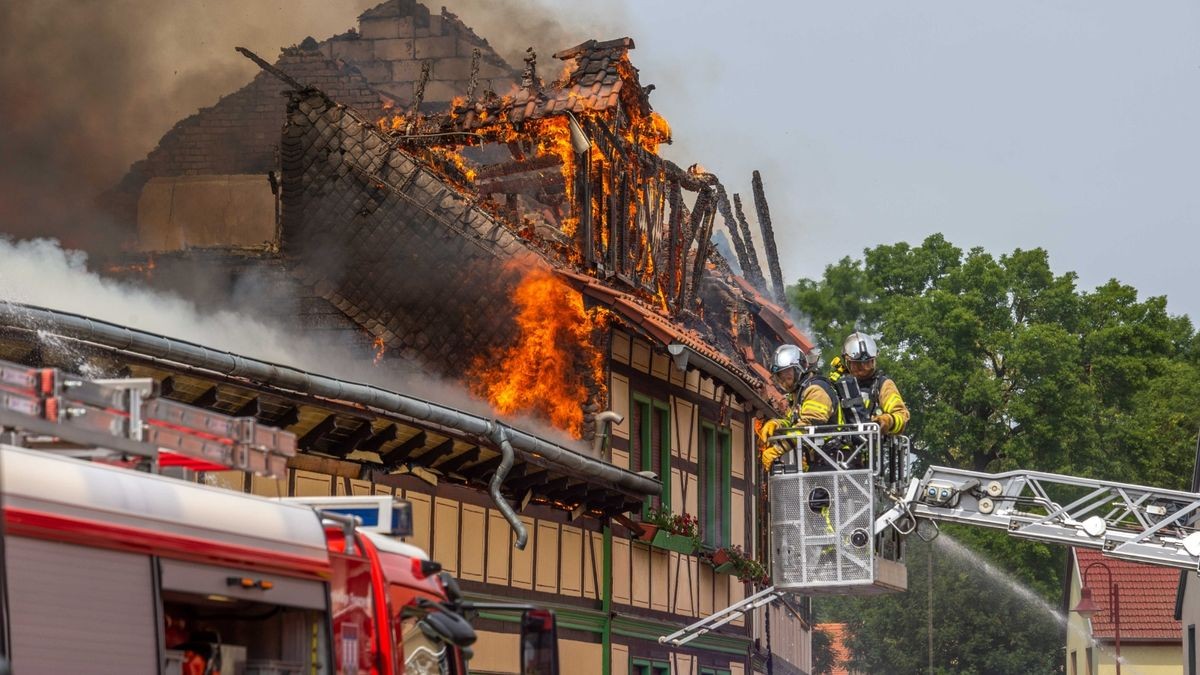 Der Ortskern von Bothenheilingen hat am Montag lichterloh in Flammen gestanden. 