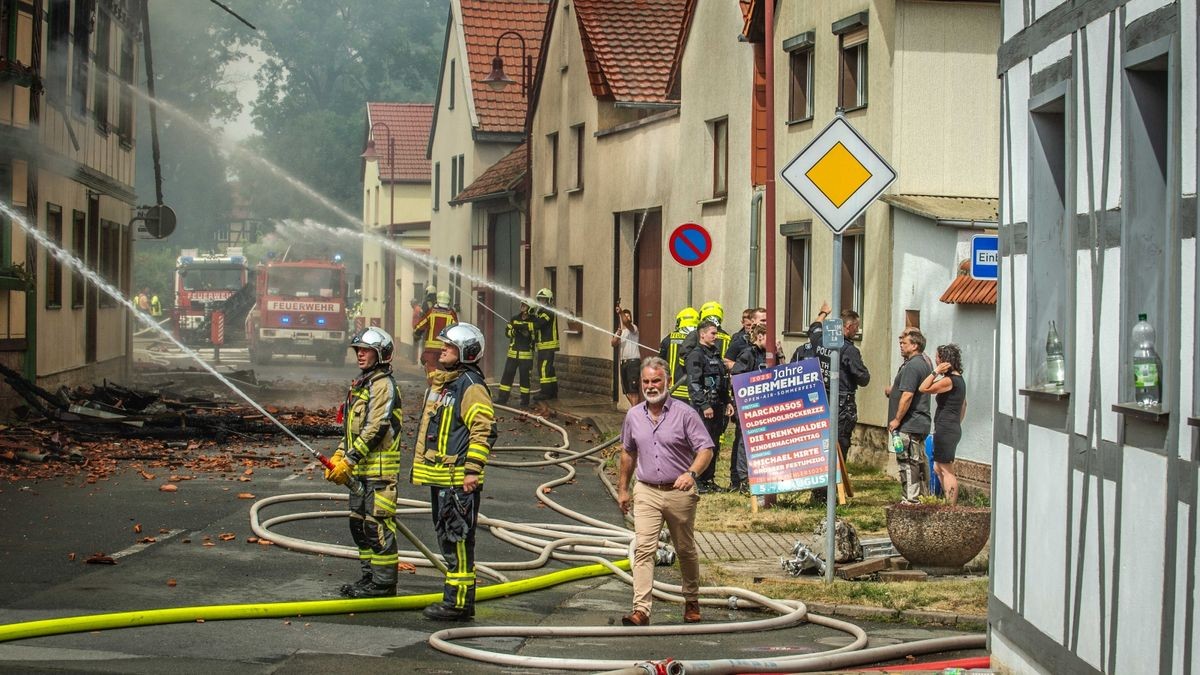 Der Ortskern von Bothenheilingen hat am Montag lichterloh in Flammen gestanden. 