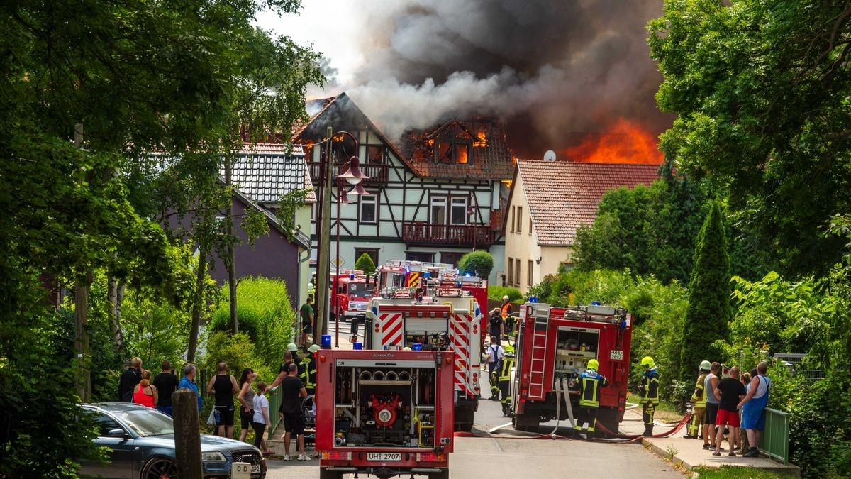 Der Ortskern von Bothenheilingen hat am Montag lichterloh in Flammen gestanden. 