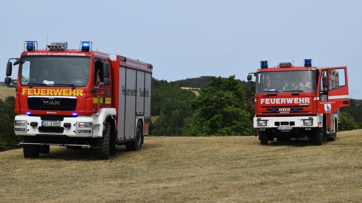 Ein Brand auf einer Fläche von mehr als 30 Hektar hat am Montag rund 80 Einsatzkräfte von 16 Feuerwehren bei Jehmichen südlich von Saalfeld in Atem gehalten. 