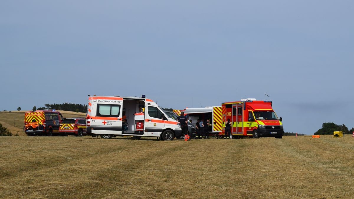 Ein Brand auf einer Fläche von mehr als 30 Hektar hat am Montag rund 80 Einsatzkräfte von 16 Feuerwehren bei Jehmichen südlich von Saalfeld in Atem gehalten. 