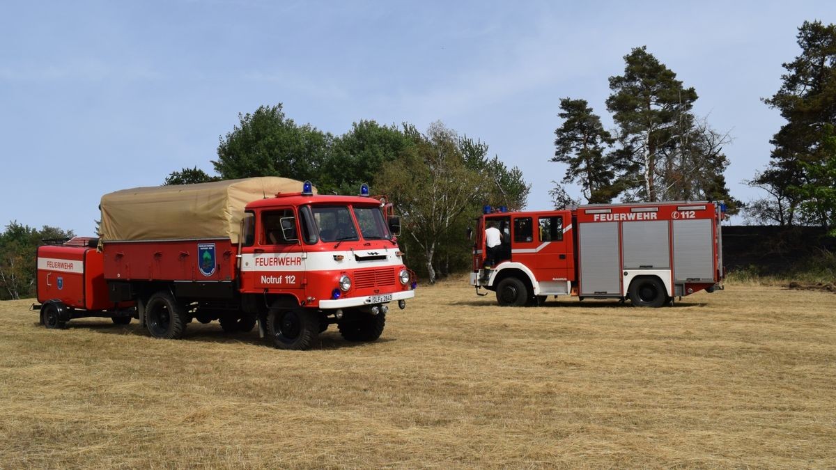 Ein Brand auf einer Fläche von mehr als 30 Hektar hat am Montag rund 80 Einsatzkräfte von 16 Feuerwehren bei Jehmichen südlich von Saalfeld in Atem gehalten. 