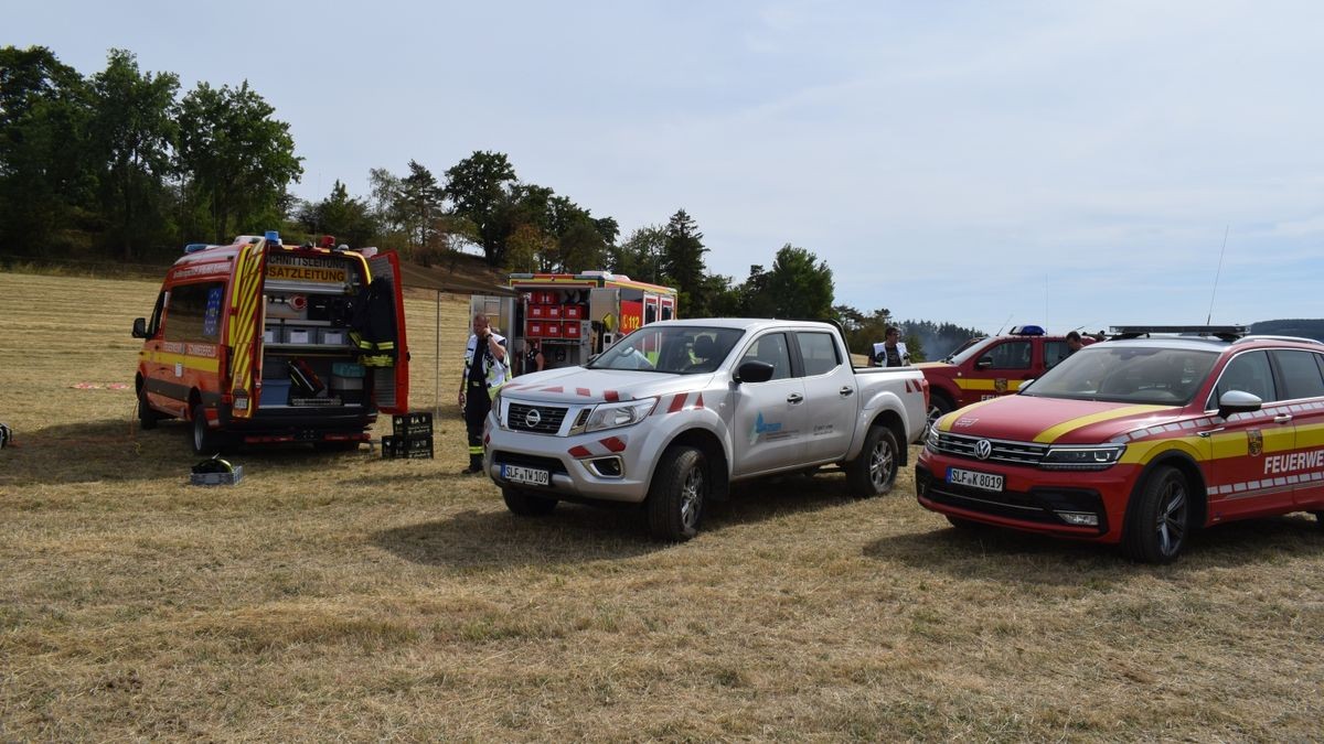 Ein Brand auf einer Fläche von mehr als 30 Hektar hat am Montag rund 80 Einsatzkräfte von 16 Feuerwehren bei Jehmichen südlich von Saalfeld in Atem gehalten. 