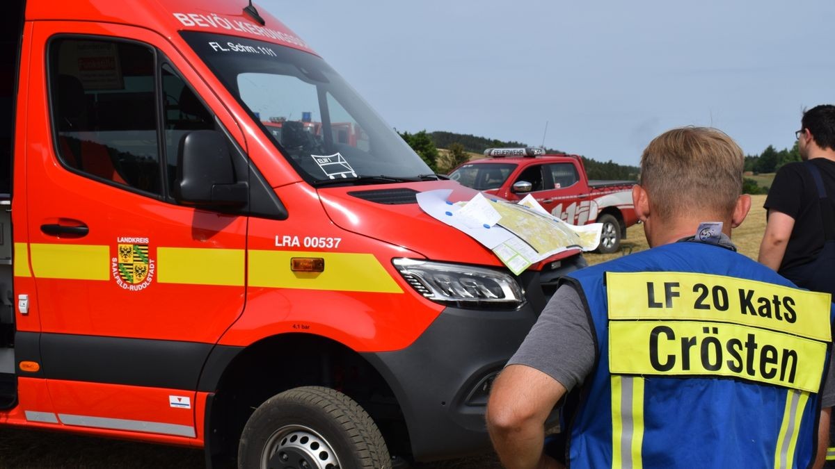 Ein Brand auf einer Fläche von mehr als 30 Hektar hat am Montag rund 80 Einsatzkräfte von 16 Feuerwehren bei Jehmichen südlich von Saalfeld in Atem gehalten. 