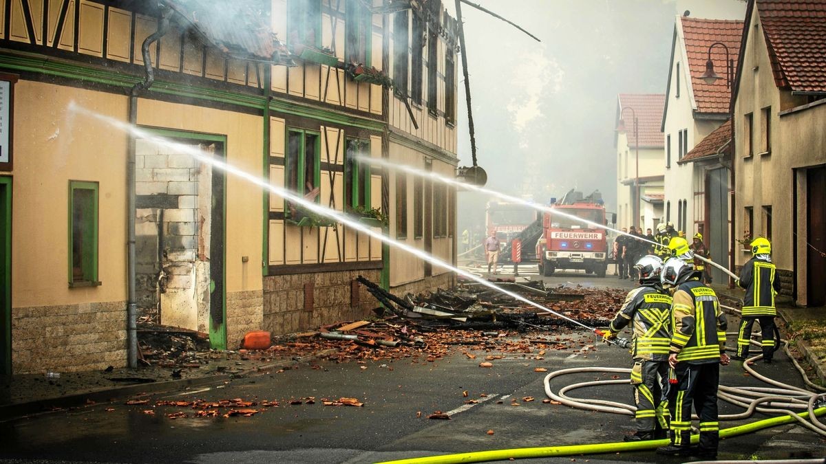 Der Ortskern von Bothenheilingen stand am Montag in Flammen. Jetzt ist nur noch ein Trümmerfeld übrig.