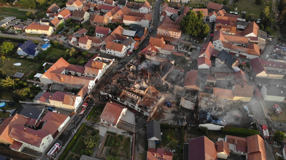 In Bothenheilingen wurden am Montag bei einem Brand mehrere Häuser vernichtet. Luftaufnahmen zeigen das ganze Ausmaß der Zerstörung.