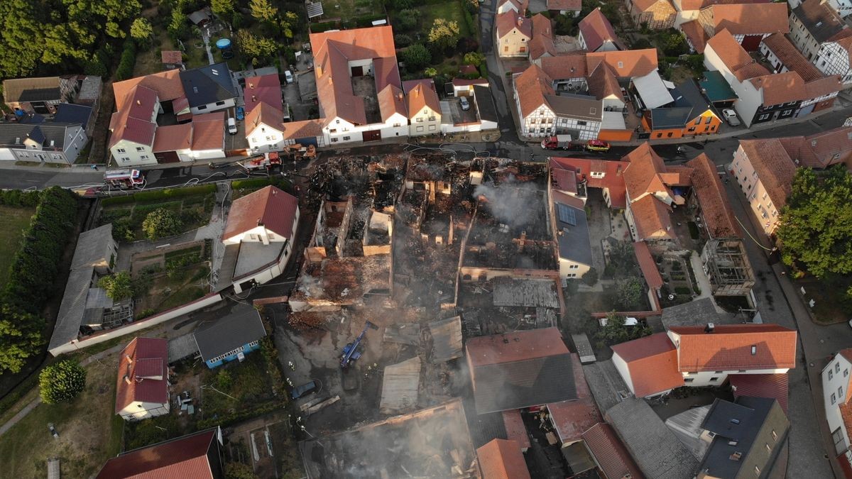 In Bothenheilingen wurden am Montag bei einem Brand mehrere Häuser vernichtet. Luftaufnahmen zeigen das ganze Ausmaß der Zerstörung.