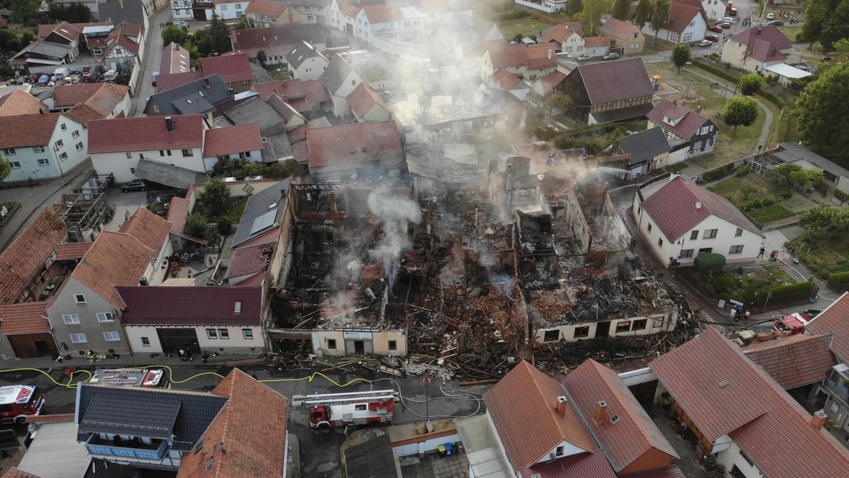 In Bothenheilingen wurden am Montag bei einem Brand mehrere Häuser vernichtet. Luftaufnahmen zeigen das ganze Ausmaß der Zerstörung.