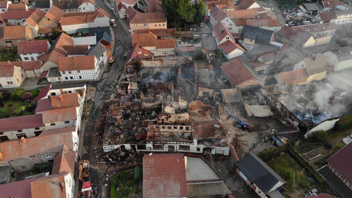 In Bothenheilingen wurden am Montag bei einem Brand mehrere Häuser vernichtet. Luftaufnahmen zeigen das ganze Ausmaß der Zerstörung.