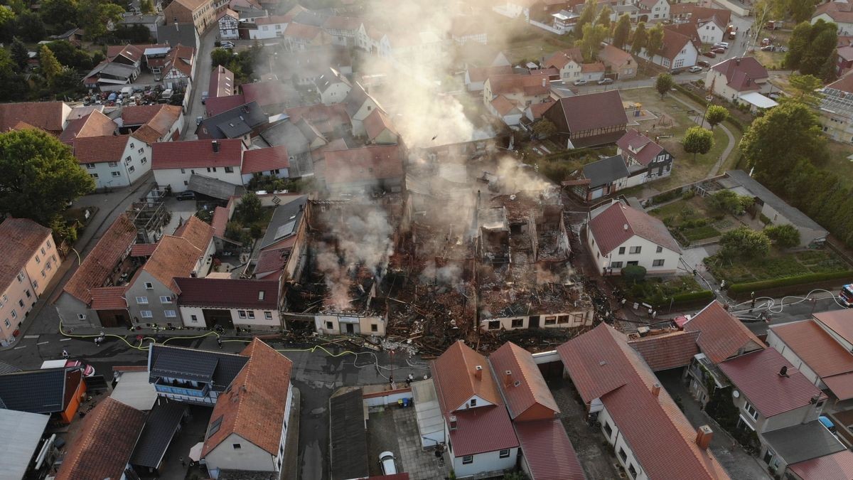 In Bothenheilingen wurden am Montag bei einem Brand mehrere Häuser vernichtet. Luftaufnahmen zeigen das ganze Ausmaß der Zerstörung.