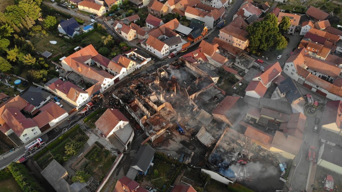 In Bothenheilingen wurden am Montag bei einem Brand mehrere Häuser vernichtet. Luftaufnahmen zeigen das ganze Ausmaß der Zerstörung.