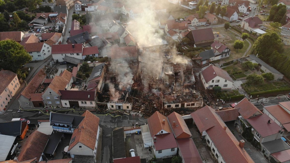 In Bothenheilingen wurden am Montag bei einem Brand mehrere Häuser vernichtet. Luftaufnahmen zeigen das ganze Ausmaß der Zerstörung.