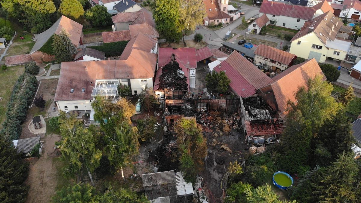 In Bothenheilingen wurden am Montag bei einem Brand mehrere Häuser vernichtet. Luftaufnahmen zeigen das ganze Ausmaß der Zerstörung.