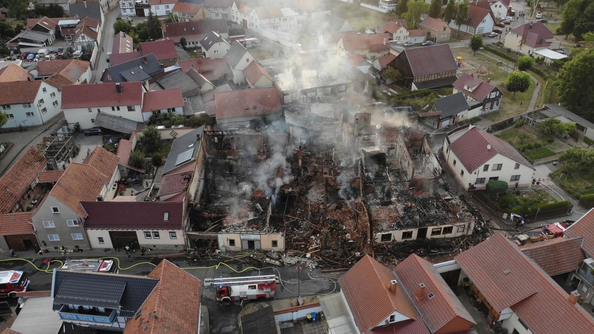 In Bothenheilingen wurden am Montag bei einem Brand mehrere Häuser vernichtet. Luftaufnahmen zeigen das ganze Ausmaß der Zerstörung.