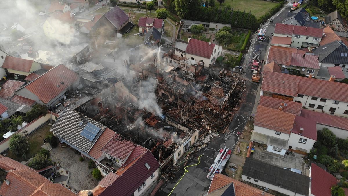 In Bothenheilingen wurden am Montag bei einem Brand mehrere Häuser vernichtet. Luftaufnahmen zeigen das ganze Ausmaß der Zerstörung.