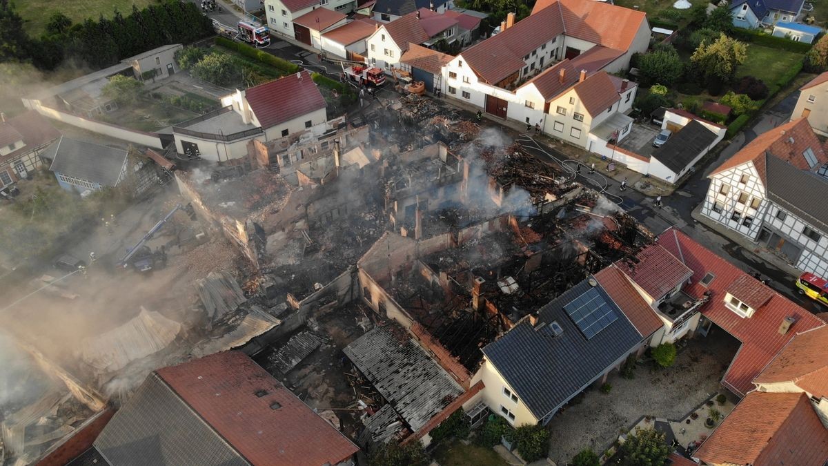 In Bothenheilingen wurden am Montag bei einem Brand mehrere Häuser vernichtet. Luftaufnahmen zeigen das ganze Ausmaß der Zerstörung.