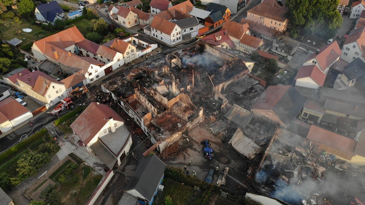 In Bothenheilingen wurden am Montag bei einem Brand mehrere Häuser vernichtet. Luftaufnahmen zeigen das ganze Ausmaß der Zerstörung.