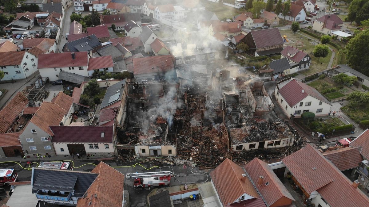 In Bothenheilingen wurden am Montag bei einem Brand mehrere Häuser vernichtet. Luftaufnahmen zeigen das ganze Ausmaß der Zerstörung.