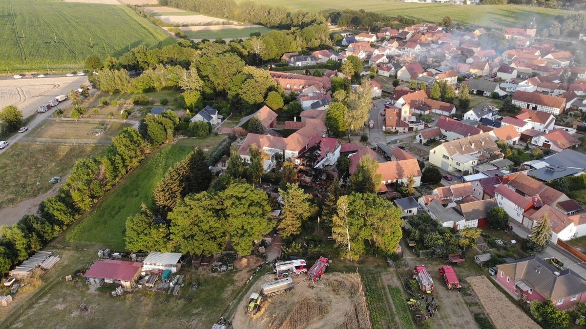 In Bothenheilingen wurden am Montag bei einem Brand mehrere Häuser vernichtet. Luftaufnahmen zeigen das ganze Ausmaß der Zerstörung.