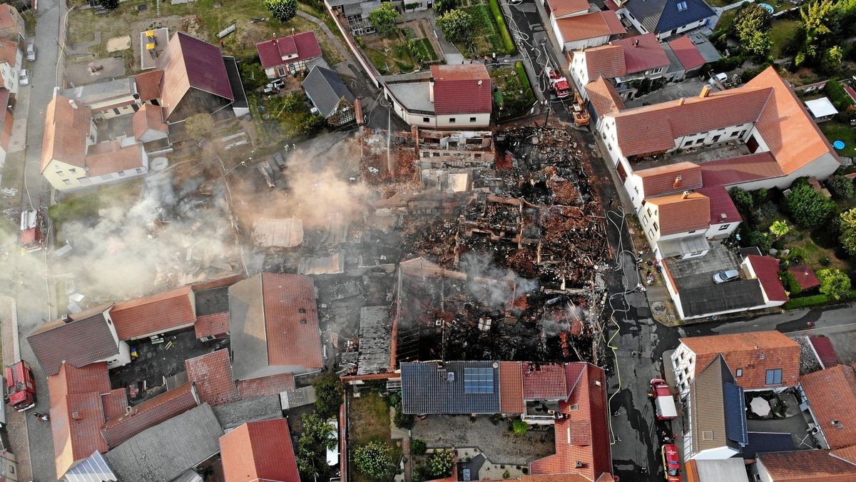 Aus der Luft zeigt sich das ganze Ausmaß des Brandes im Ortskern von Bothenheilingen. Auch am Dienstag waren zahlreiche Einsatzkräfte im Einsatz, um wieder entfachte Flammen zu löschen. 