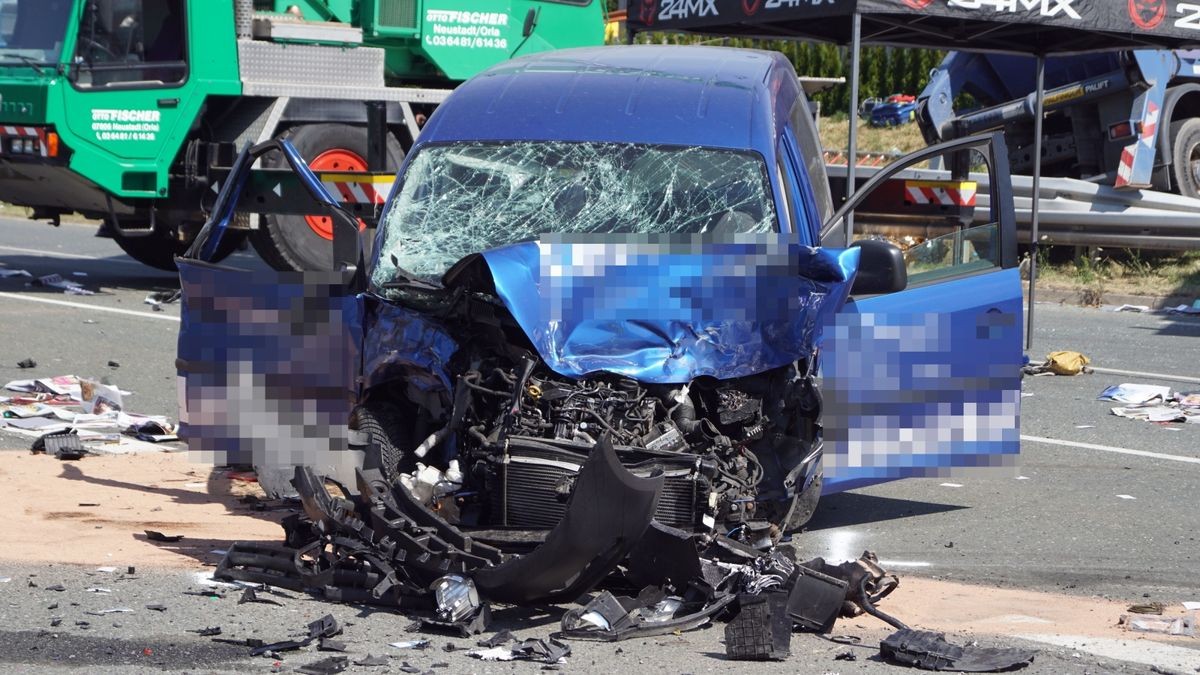 Die zwei Personen aus dem Kleintransporter wurden aus dem Auto geschleudert. 