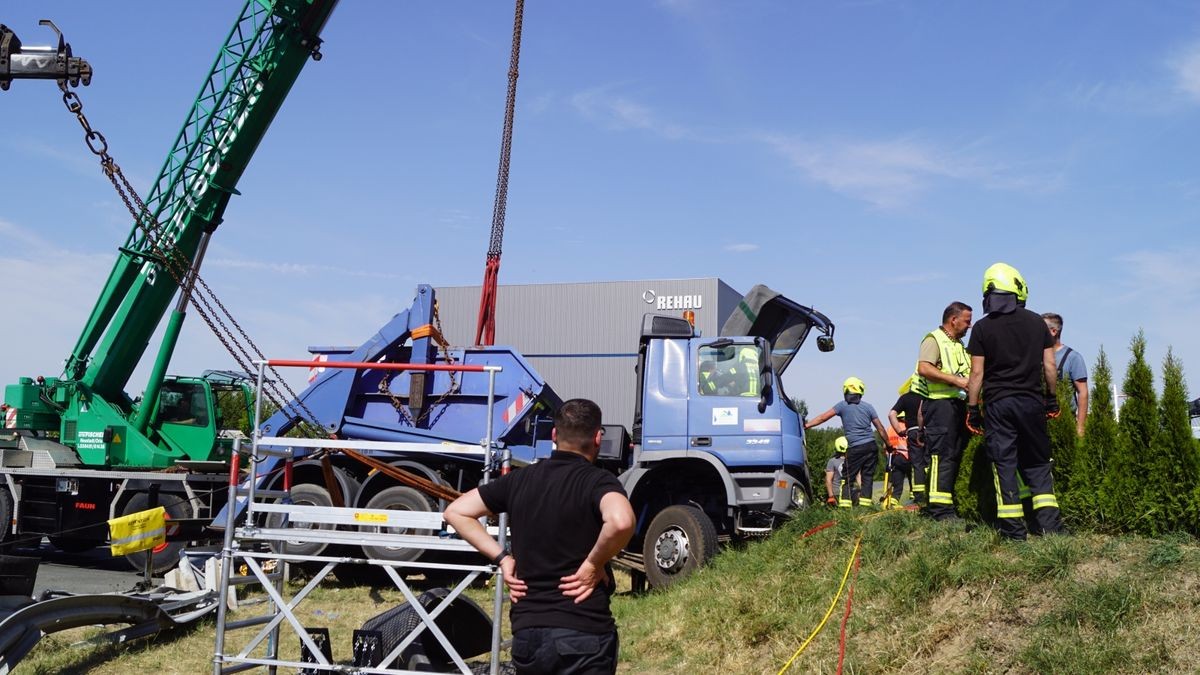 Ein VW Caddy und ein Lkw stießen zusammen.