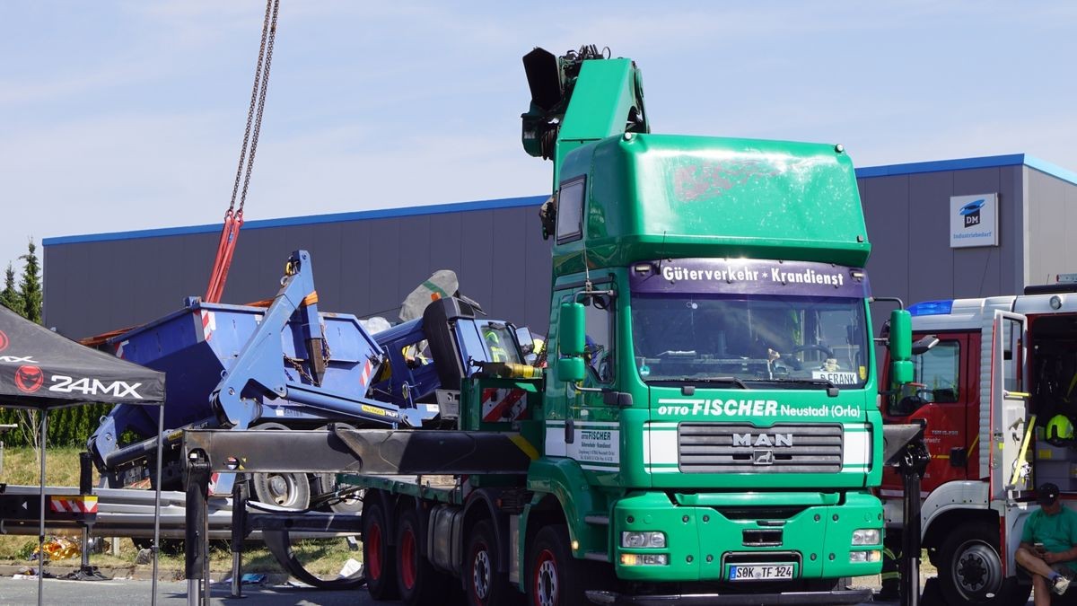 Ein schwerer Verkehrsunfall hat sich am Mittwochnachmittag an der Weru-Kreuzung in Triptis ereignet. Ein VW Caddy und ein Lkw sind zusammengestoßen. Die zwei Personen aus dem Kleintransporter wurden aus dem Auto geschleudert. Eine starb an der Unfallstelle, die andere kam schwer verletzt ins Krankenhaus. Der Lkw-Fahrer war eingeklemmt und musste rausgeschnitten werden, war jedoch ansprechbar. Kreuzung voll gesperrt. Bergungsarbeiten dauern derzeit noch an. 