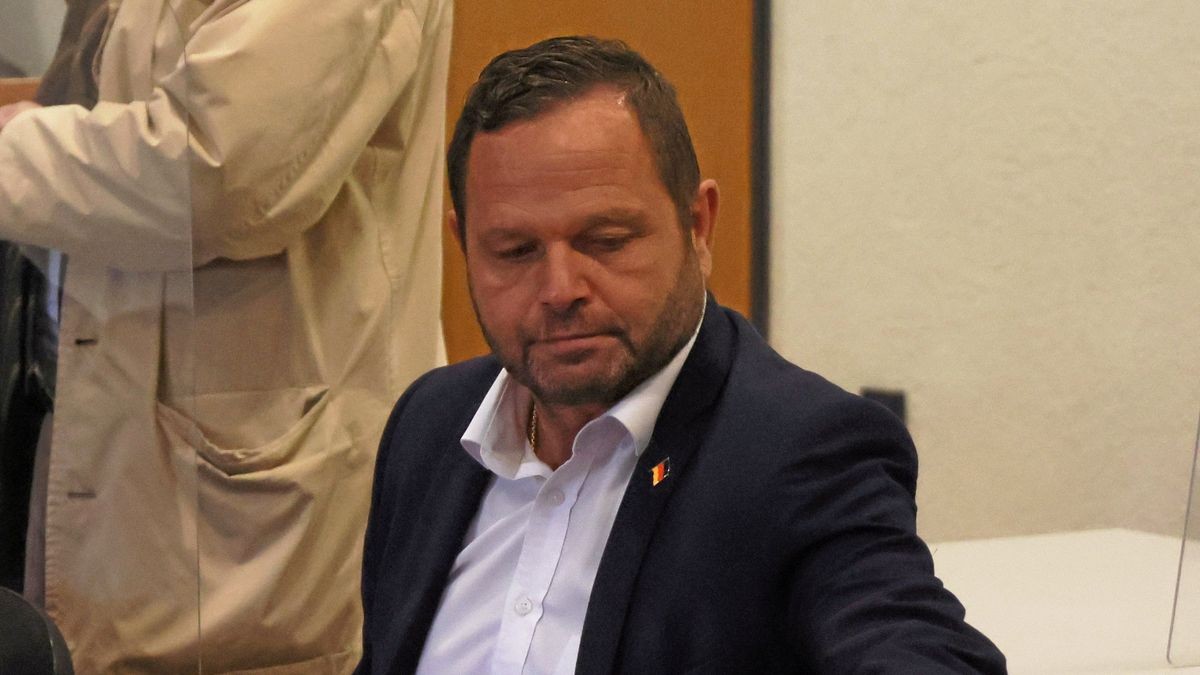 Der AfD-Landtagsabgeordnete Torsten Czuppon mit seinem Verteidiger Roland Kleinhenz am 7. Juli dieses Jahres vor Beginn des ersten Verhandlungstags am Schöffengericht des Amtsgerichts in Erfurt.  