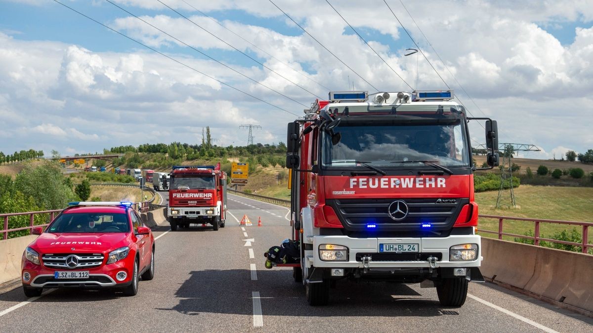 Wie Feuerwehr Einsatzleiter Steven Dierbach informiert, seien Polizei, die Bad Langensalzaer Wehr sowie mehrere Rettungswagenbesatzungen, Notarzt und der organisatorische Leiter des Rettungsdienstes um 13.25 Uhr zu einer Frontalkollision zwischen einem Transporter und einem Kleinwagen auf die Salzatalbrücke der Ortsumgehung gerufen worden. 