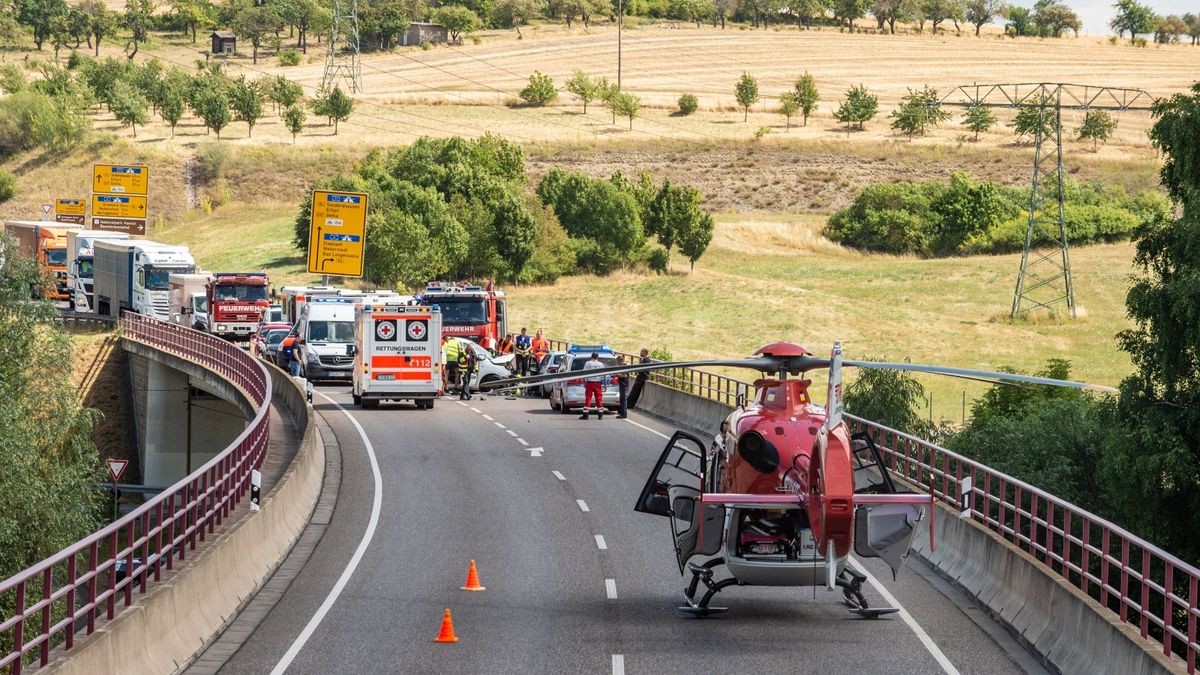 Die Polizei leitete den Verkehr der stark befahrenen Straße durch die Rosenstadt.