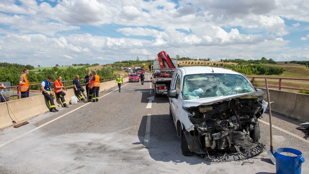 Nach Angaben der Polizei sei der Fahrer eines Transporters und dessen beide Mitfahrer aus bislang ungeklärter Ursache aus Richtung Gräfentonna kommend, nach links in den Gegenverkehr geraten und dort mit dem Kleinwagen einer Frau zusammengestoßen.