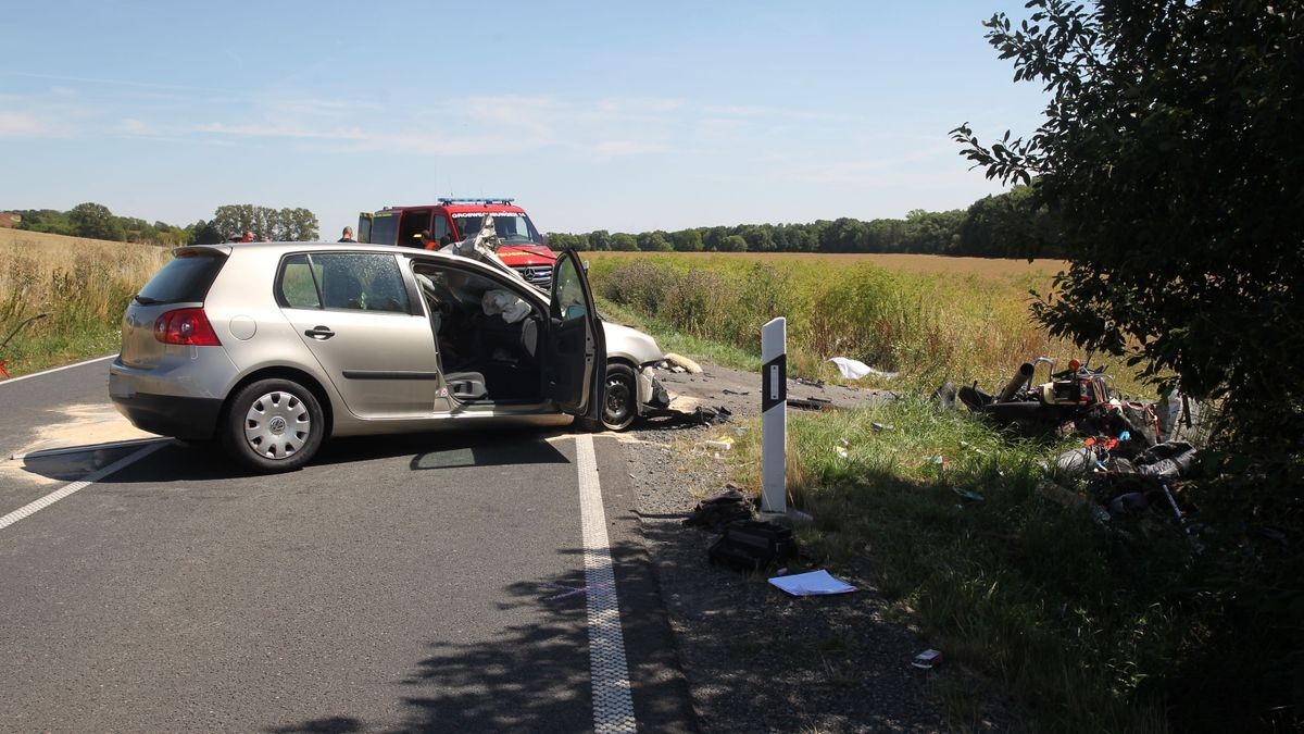 ... als der 83-jährige Fahrer kurz vor dem Orteingang von Günzerode aus bisher ungeklärter Ursache nach links von der Fahrbahn abkam und in den Gegenverkehr geriet. 