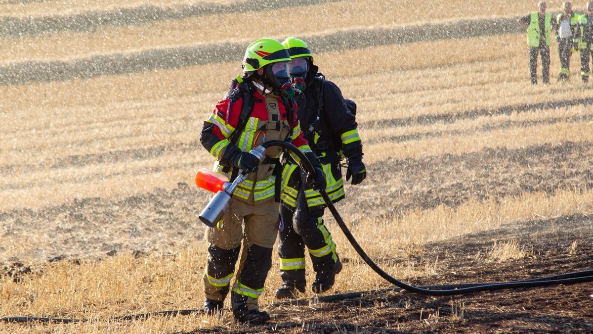 Am Sonntagabend ist zwischen Haina und Westenfeld (Landkreis Hildburghausen) während der Ernte auf einem Feld eine Strohballenpresse in Brand geraten.