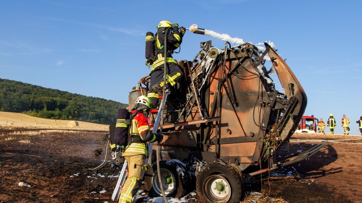 Am Sonntagabend ist zwischen Haina und Westenfeld (Landkreis Hildburghausen) während der Ernte auf einem Feld eine Strohballenpresse in Brand geraten.