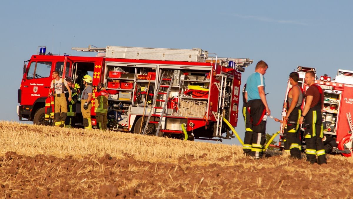 Am Sonntagabend ist zwischen Haina und Westenfeld (Landkreis Hildburghausen) während der Ernte auf einem Feld eine Strohballenpresse in Brand geraten.