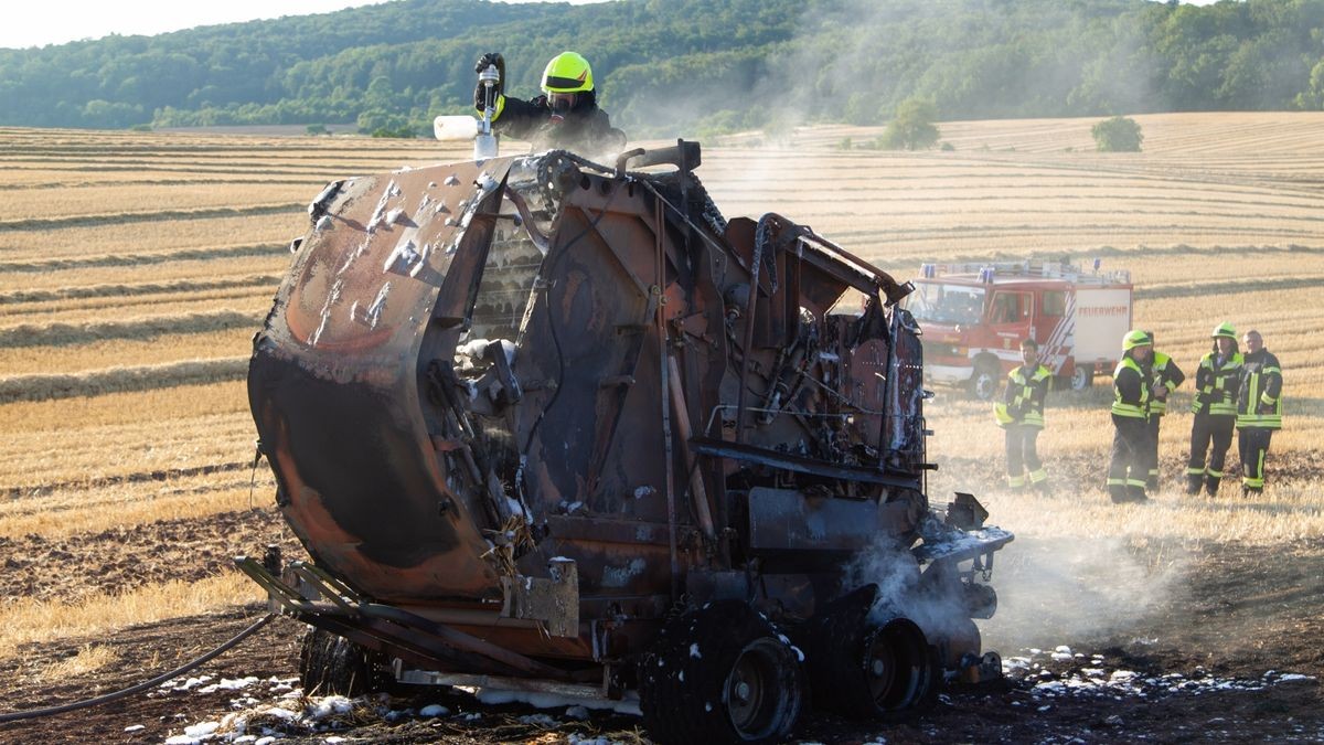 Am Sonntagabend ist zwischen Haina und Westenfeld (Landkreis Hildburghausen) während der Ernte auf einem Feld eine Strohballenpresse in Brand geraten.