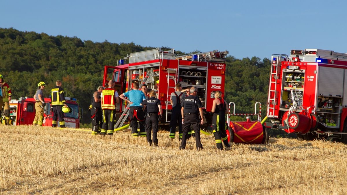 Am Sonntagabend ist zwischen Haina und Westenfeld (Landkreis Hildburghausen) während der Ernte auf einem Feld eine Strohballenpresse in Brand geraten.