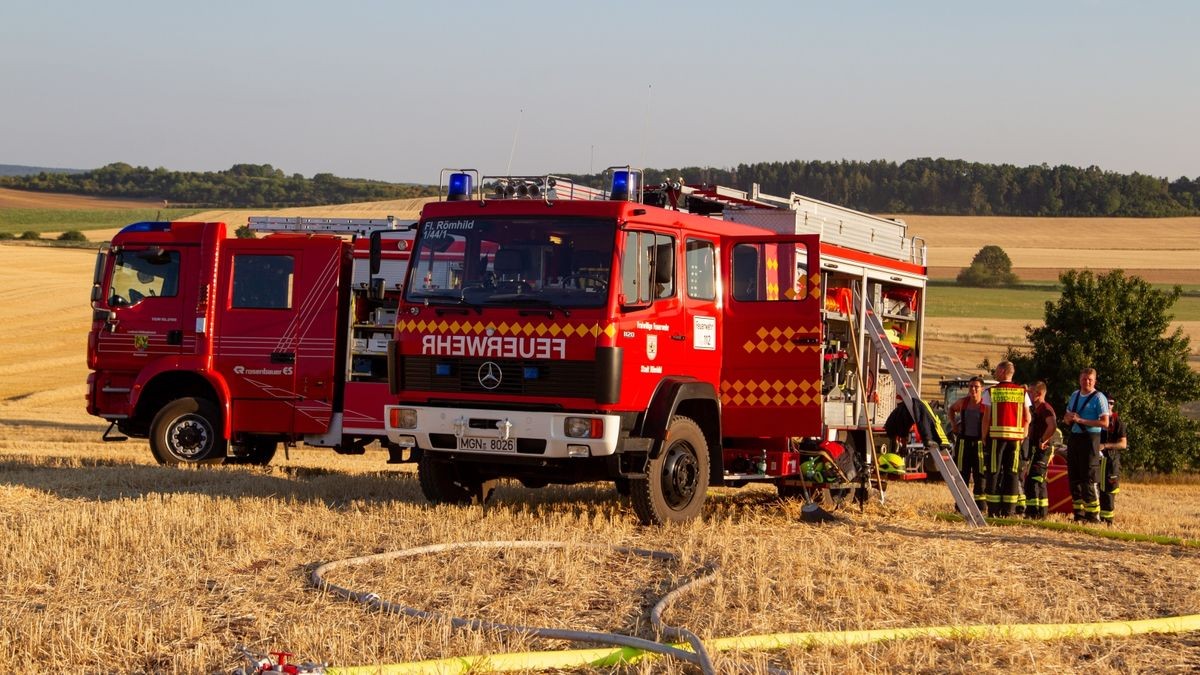 Am Sonntagabend ist zwischen Haina und Westenfeld (Landkreis Hildburghausen) während der Ernte auf einem Feld eine Strohballenpresse in Brand geraten.