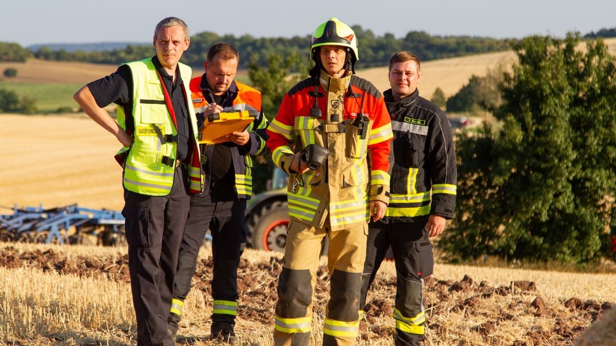 Nach ersten Informationen wurde das Feuer vermutlich durch ein technischen Defekt an dem landwirtschaftlichen Gerät ausgelöst, das komplett ausbrannte.