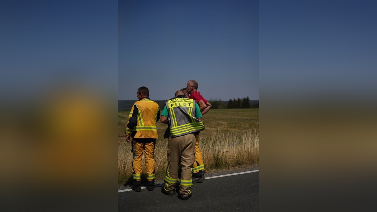 Mehrere Feuerwehren sind zurzeit im Landkreis Greiz im Einsatz. Dort brennen sowohl ein Wald als auch ein angrenzendes Feldstück.